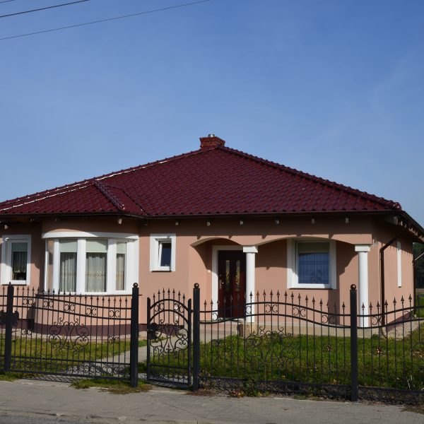 Dach z dachówki Röben Plus Trentino, łączącej trwałość z efektowną estetyką.